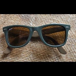 Woman’s Ray-Bans